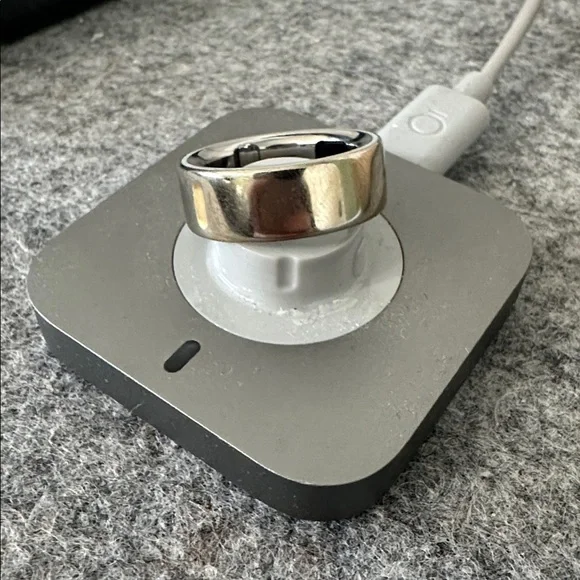 Oura Ring gen 4 SIZE 8 Gold with Charging Dock - Picture 2 of 5